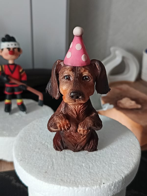 Decorative figurines featuring dachshund and hockey players documented in Yekaterinburg