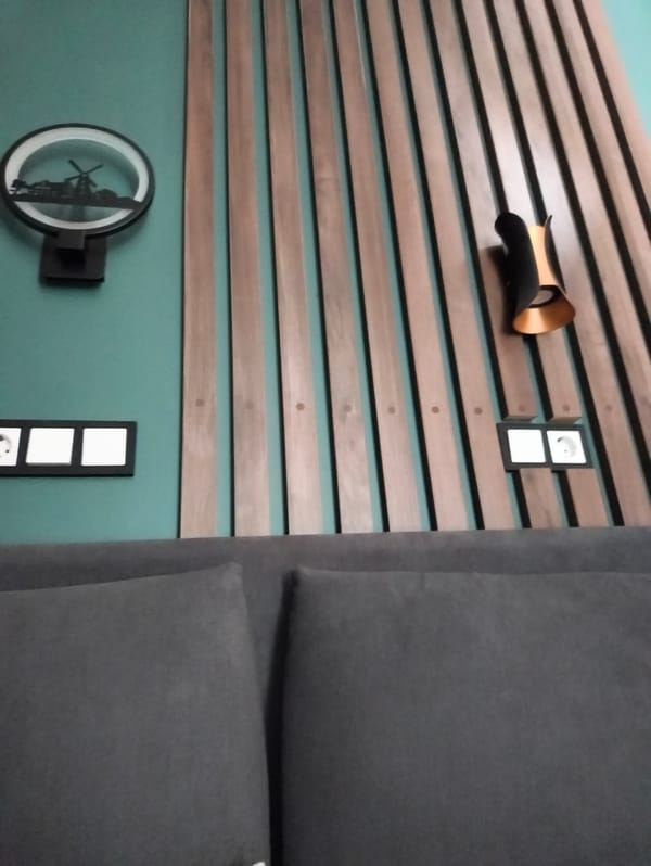 Moscow bedroom captured in 21 memories over 3 minutes