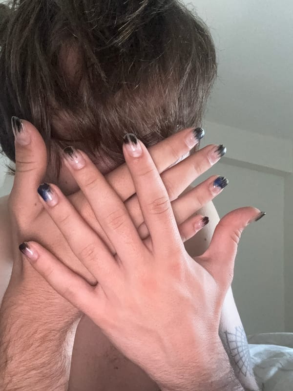 Tel Aviv resident shares ombre manicure on social media