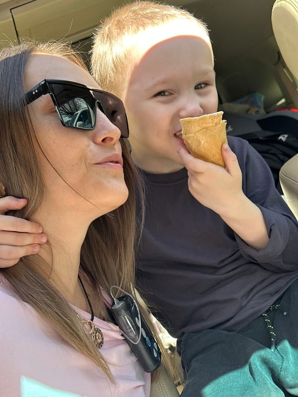 Woman and child spotted with ice cream in Vityazevo
