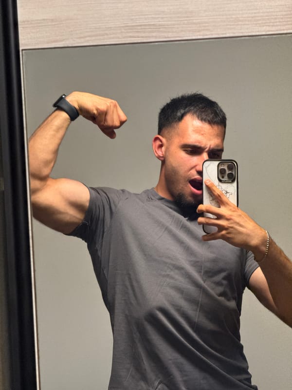 Quick mirror selfie session in a Shumen home