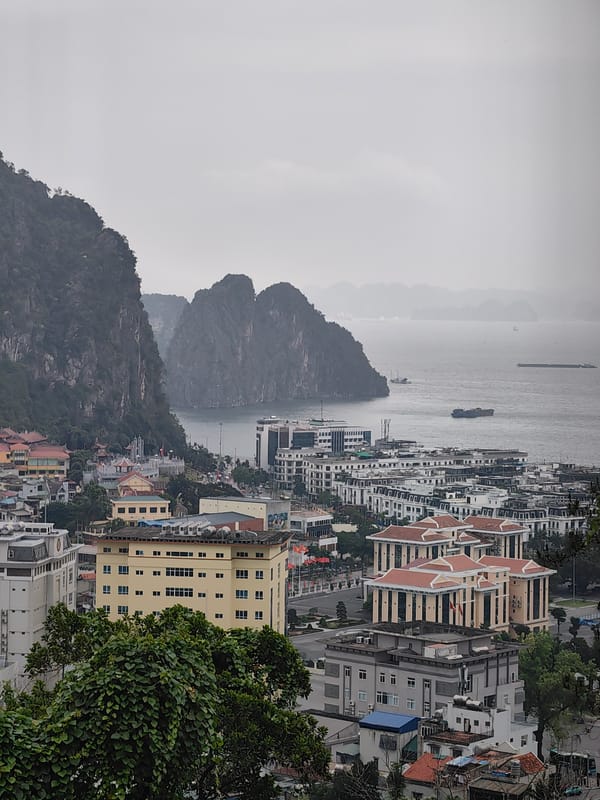 Tourist documents 42-minute tour of Hong Gai Ward, Vietnam