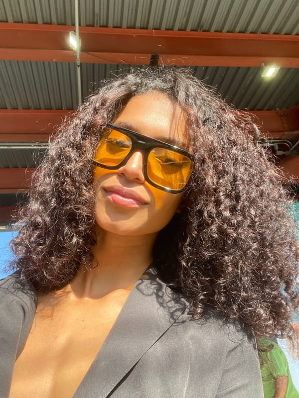 Woman photographed in sunlight, São Paulo