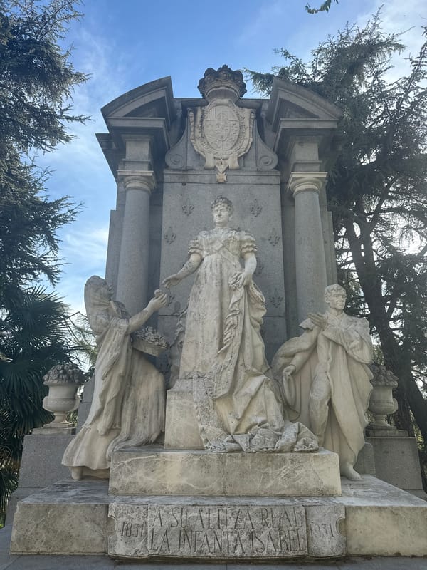 Tourist selfies and monuments documented around Madrid's Plaza de Colón