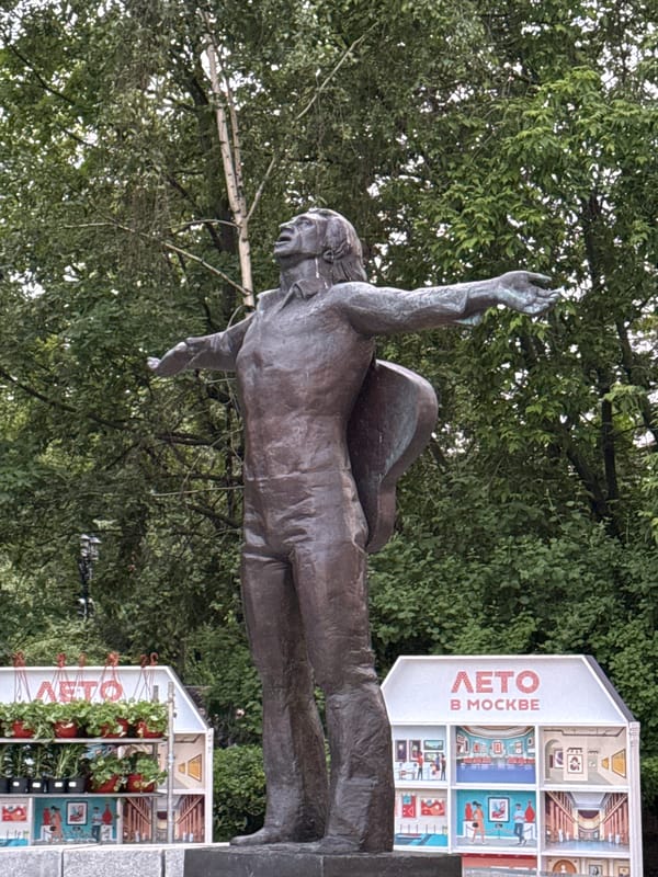 Moscow afternoon walk captures statues, churches, dining scenes