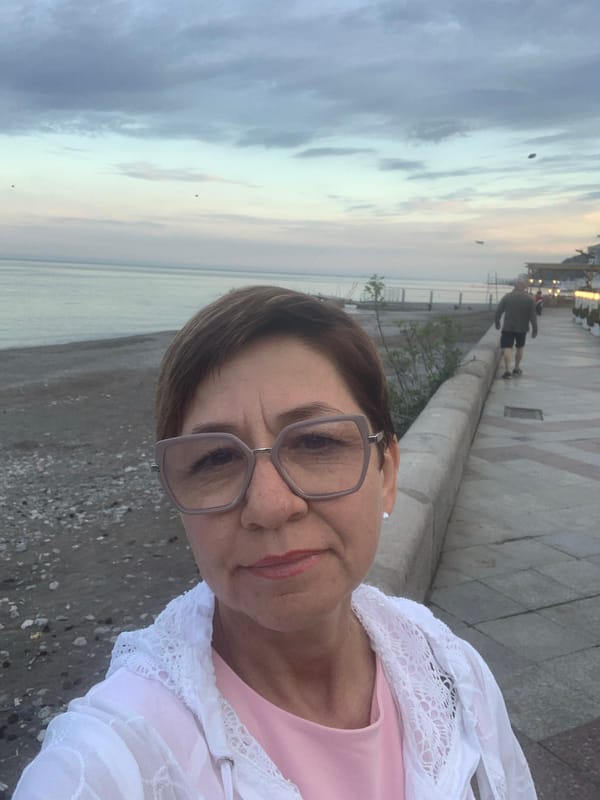 Afternoon leisure scenes documented along Thessaloniki's coastal waterfront