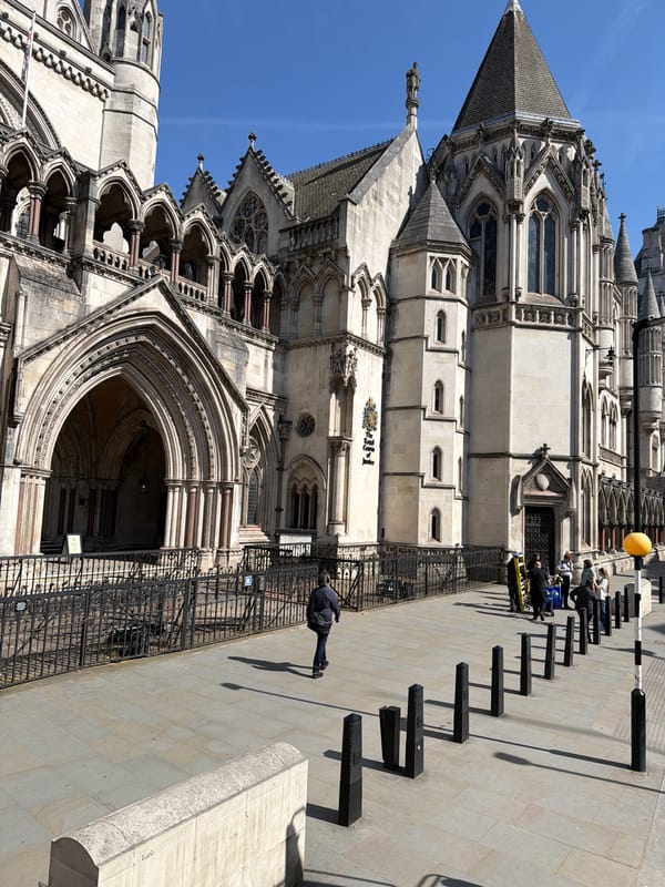 Tourist captures London street views from sightseeing bus