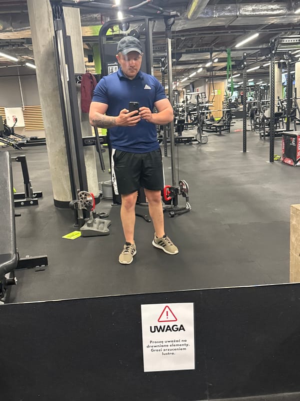 Morning gym selfie captured in Szczecin fitness facility