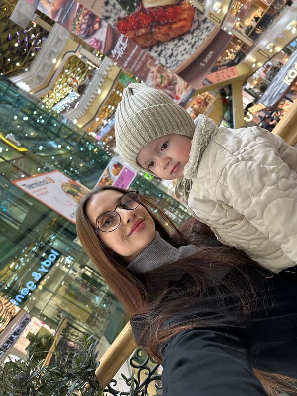 Morning shopping mall activity captured in Yekaterinburg