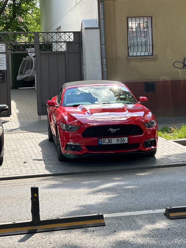Casual sightseeing tour documented across central Chișinău, Moldova