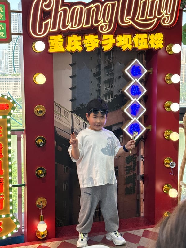 Family visits aquarium exhibit in Yuzhong District