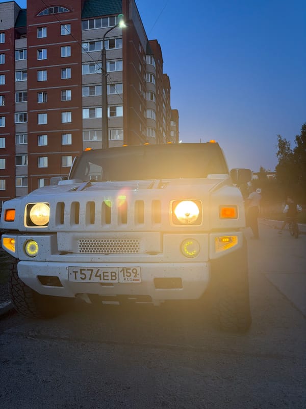 White Hummer limousine attracts attention in Russian city