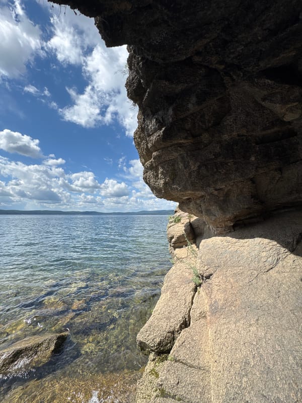Rocky lakeside scenery and selfies at Zolotoy Plyazh