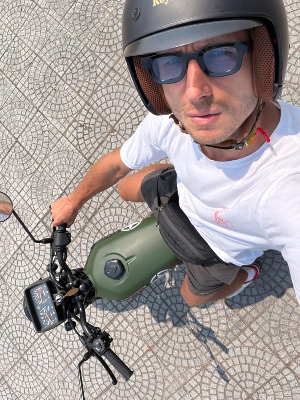 Motorcyclist spotted on green bike in Đà Nẵng morning