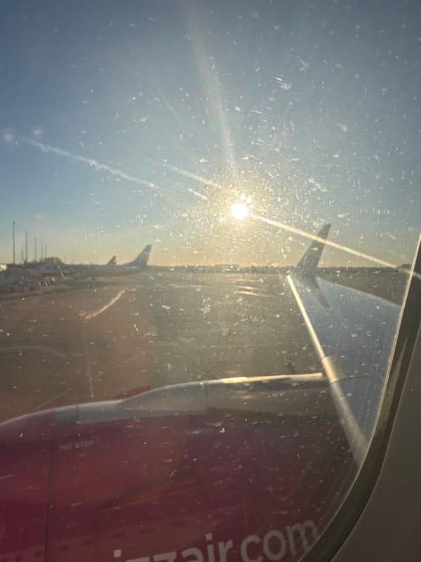 Morning aircraft activity observed at Charleroi airport