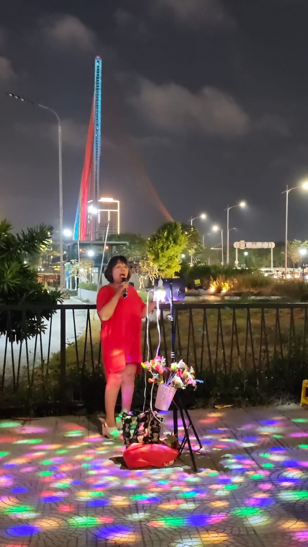 Nighttime street performances and gatherings documented across Đà Nẵng