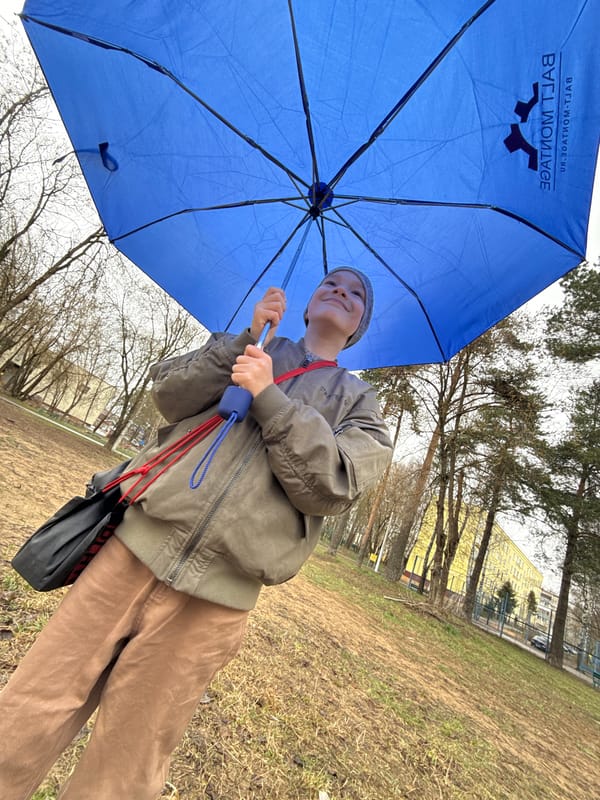 Child with blue umbrella spotted in Dmitrov park
