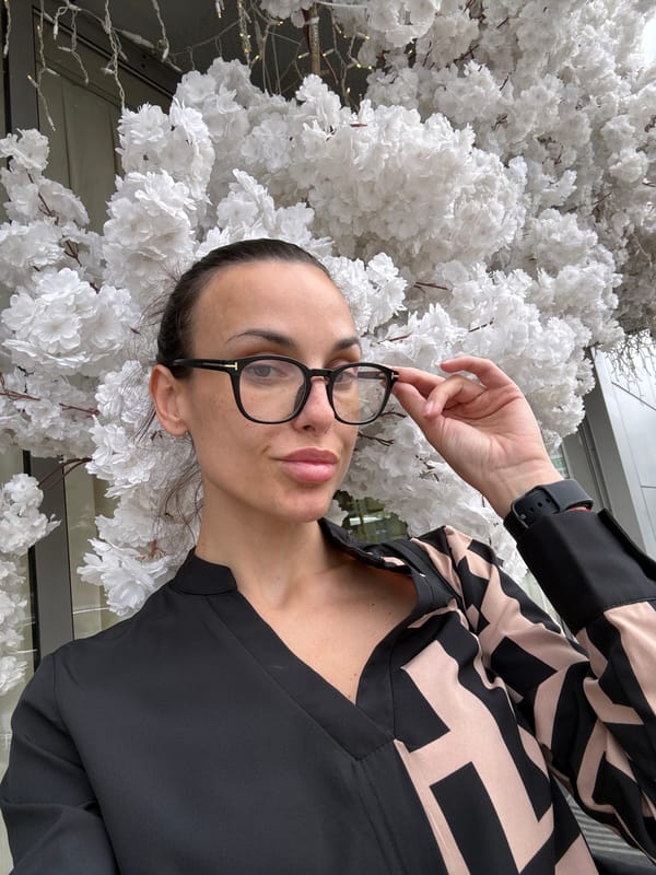 Woman photographed shopping, taking selfies in Pleven mall