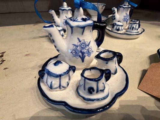 Diner documents soup, quiche, and latte meal in NYC