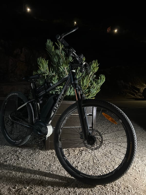 Evening scenes captured in Boreti: bike, street musician, cocktail
