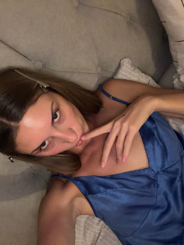 Lazy afternoon in — food, selfies, and hotel room vibes