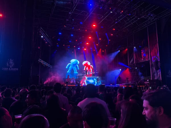 Elaborate nighttime concert with Día de Muertos themes draws crowds in León