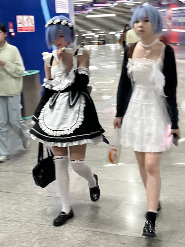 Morning street art tour draws crowds in Jiulongpo District