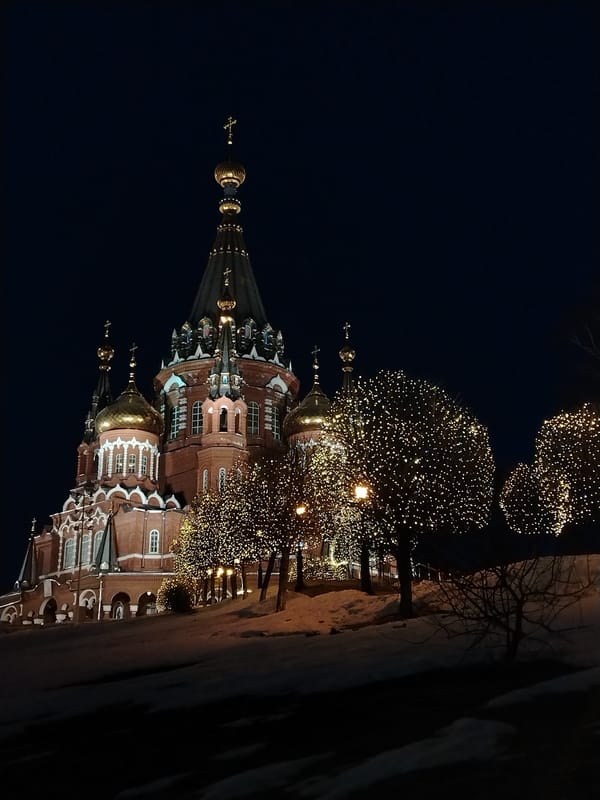String lights illuminate dark space in Izhevsk