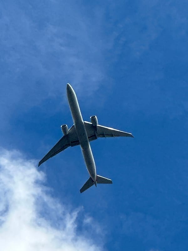 Planespotting session tracks jets overhead in south London