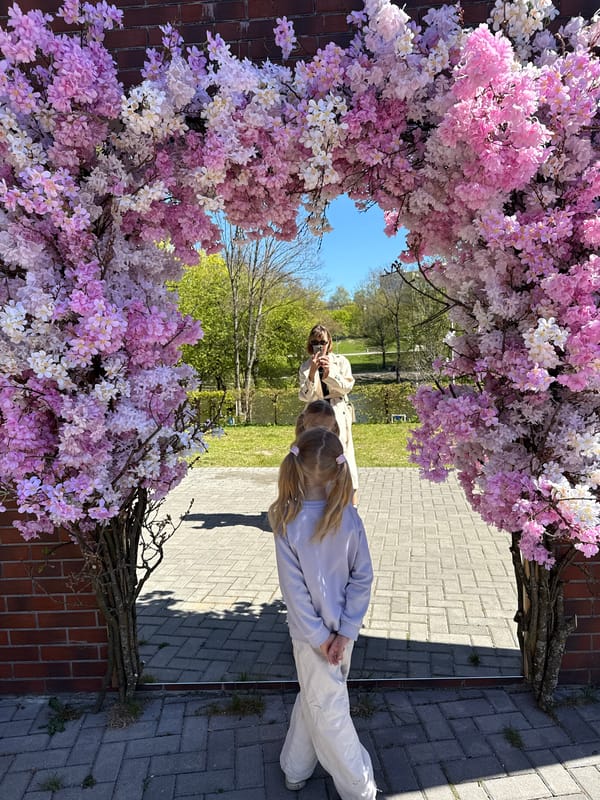 Mother, daughter enjoy spring sightseeing tour in Kaliningrad