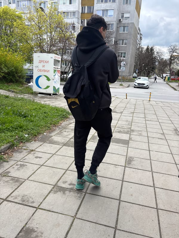 Man in black attire spotted on Varna sidewalk