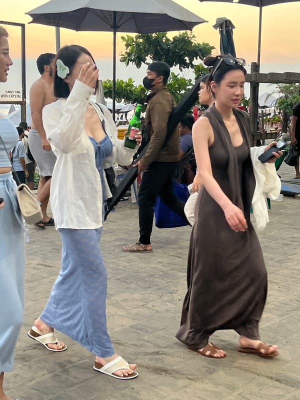 Sunset draws crowds to Kuta Beach, Indonesia