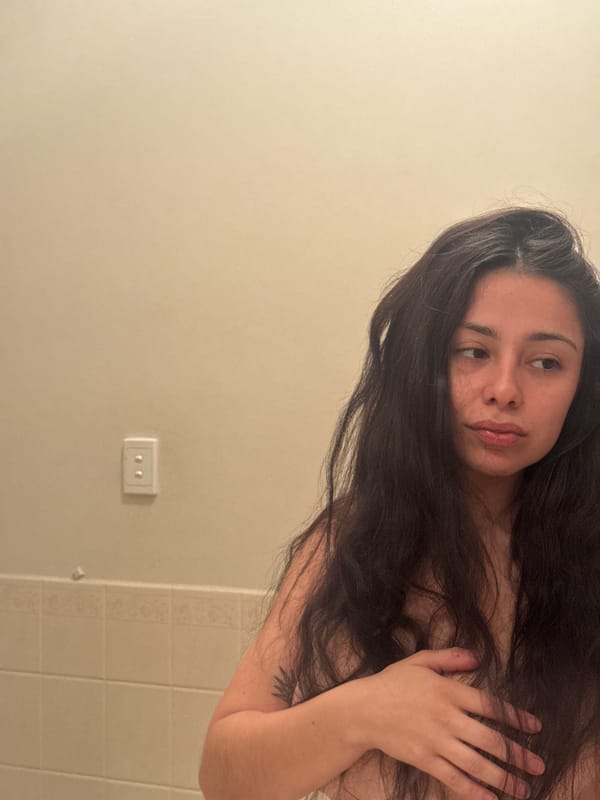 Person takes selfies, plays keyboard in Como home