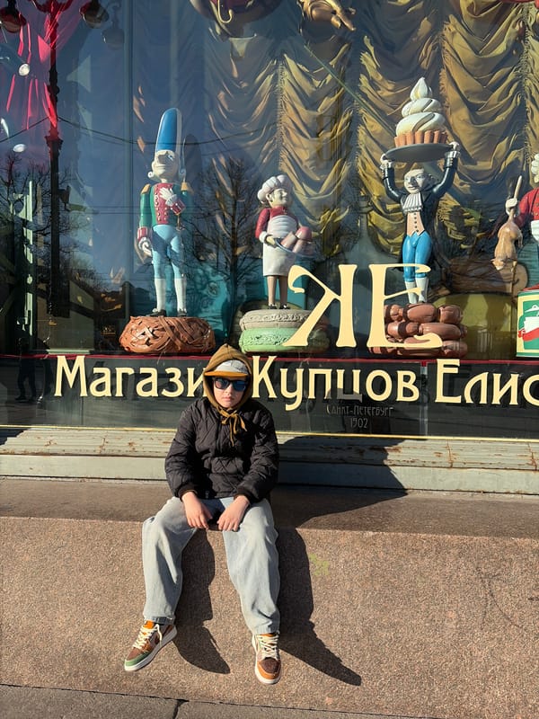 Outdoor art market draws crowds in historic Saint Petersburg
