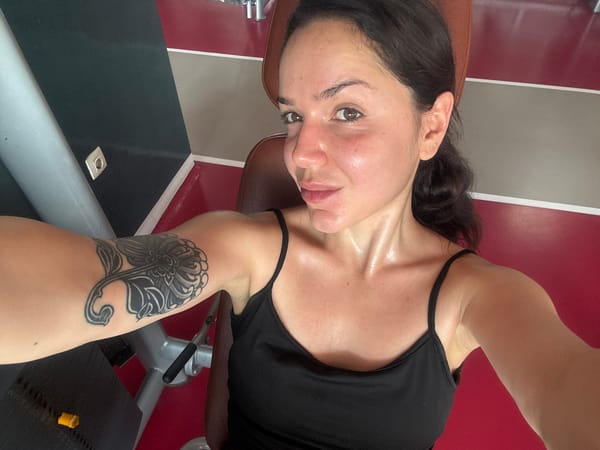 Post-workout selfies at a Burgas gym, plus a napping cat