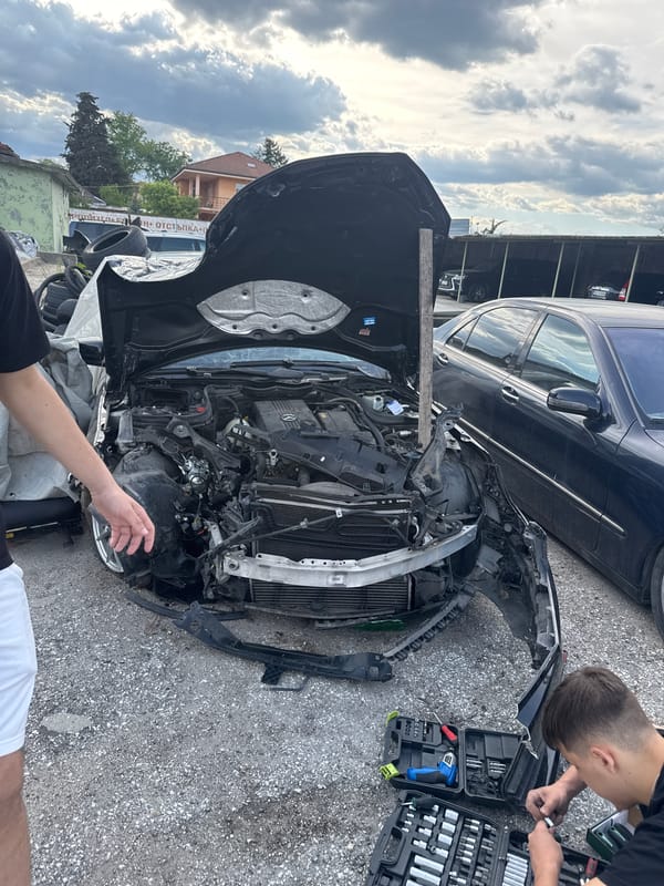 Damaged car with exposed engine observed in Pazardzhik parking lot