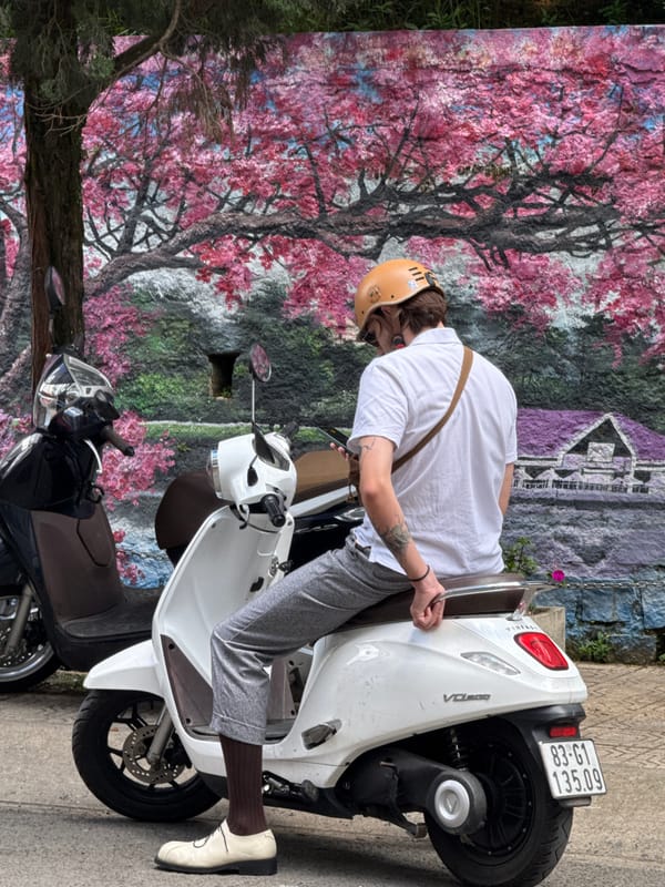 Da Lat street life: hotels, scooters, and city bustle