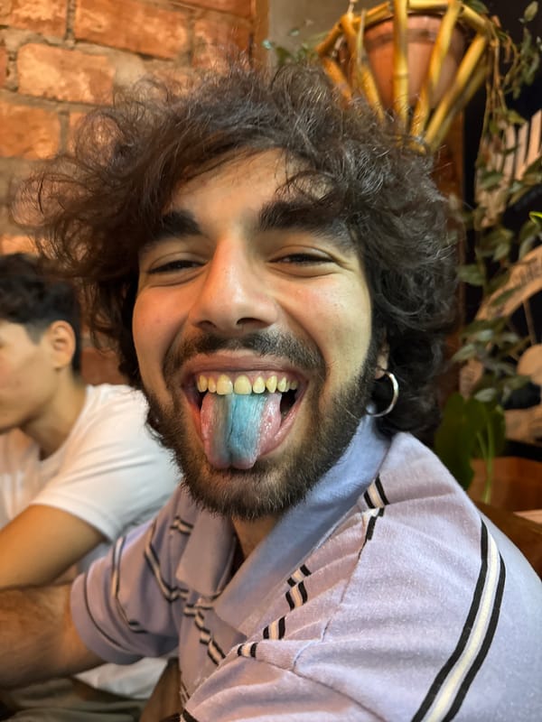 Man displays blue tongue in selfie in Catamarca
