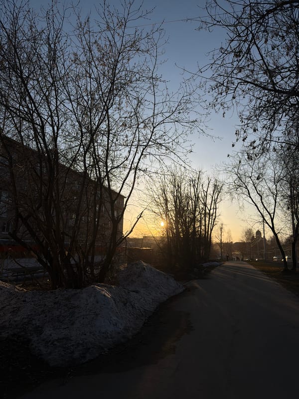 Ordinary afternoon life documented across Berezniki, Russia