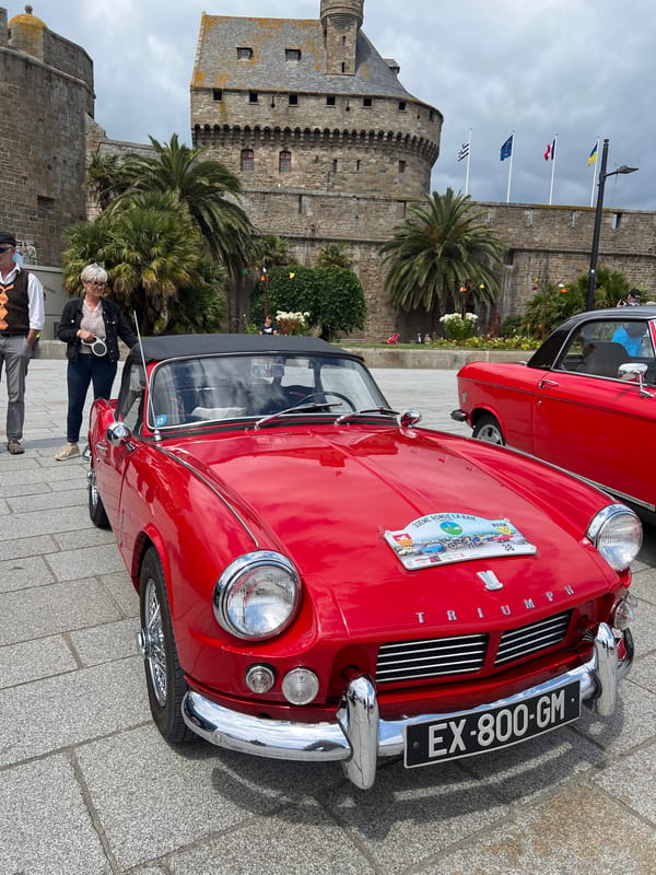 Classic car show draws crowds to Saint-Malo waterfront plaza