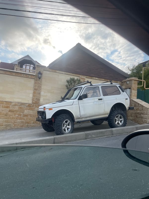 White SUV spotted parked on street in Baranovka, Russia