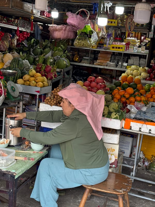 Early morning street market operations captured in Đà Nẵng