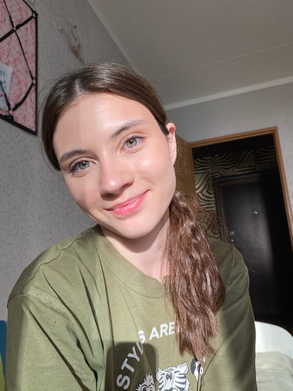 Woman takes series of selfies in Votkinsk home