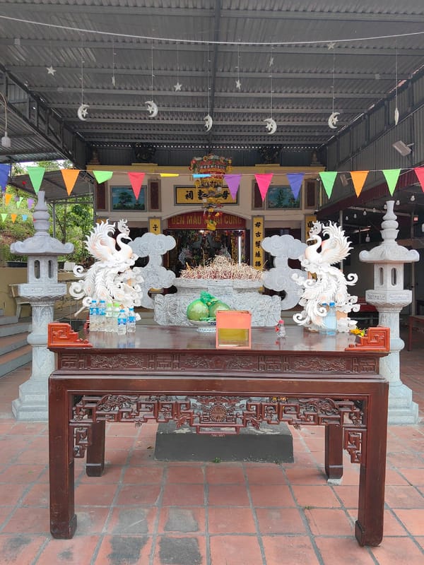 Morning walk through Bai Chay Ward captures shrines, streets, harbor views
