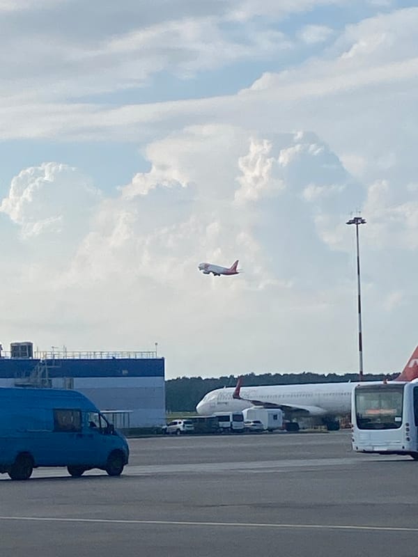 Afternoon departures and tarmac activity at Pulkovo Airport