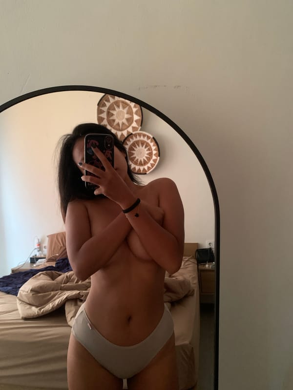 Private mirror selfie documented in Kuta Selatan interior