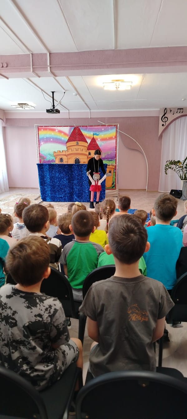 Children's puppet show entertains young audience in Chaikovsky, Russia