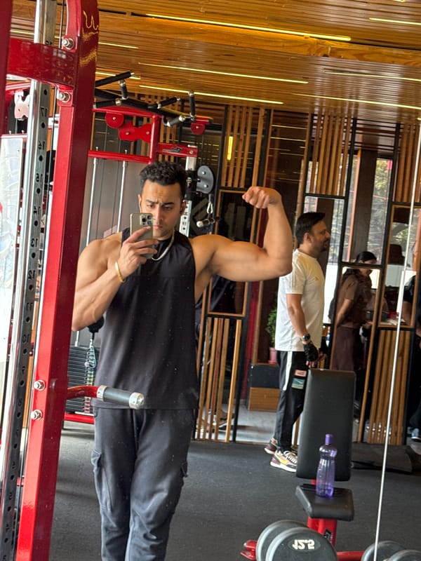 Man takes gym selfie while flexing in Kolkata