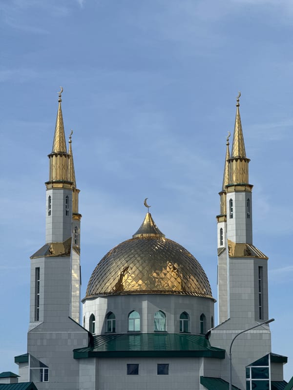 Golden-domed mosque documented in Nizhnevartovsk under clear skies