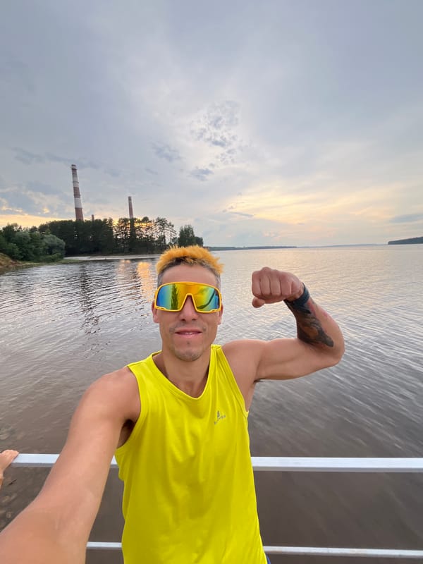 Flexing lakeside in Chaikovsky with bold summer style